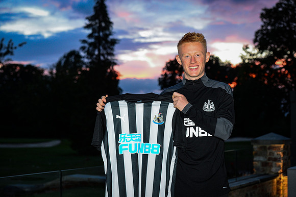 Matthew Longstaff signs new contract